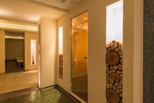 korytarzem hotelu z lustrem i pokojem w obiekcie Hotel Fernblick w mieście San Valentino alla Muta