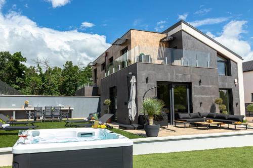 Villa Porta Verde II - Private jacuzzi & Garden