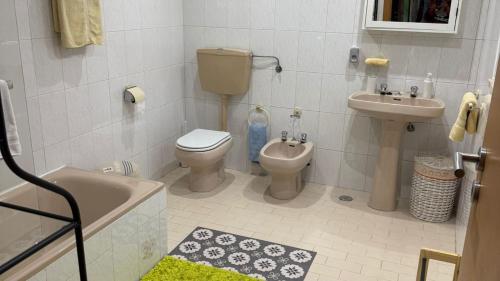 a bathroom with a toilet and a bidet and a sink at CHESA RUISA in Castro Marim