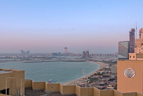 Free housekeeping visits during your stay - StayShort - Modern 2BR Retreat with Breathtaking Views in JBR