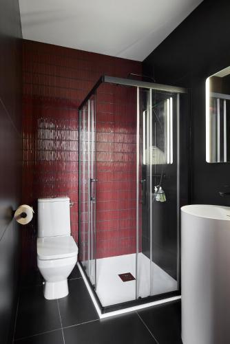 a bathroom with a toilet and a glass shower at Appartement Cinéma Ecran géant & Dolby Atmos in Niort