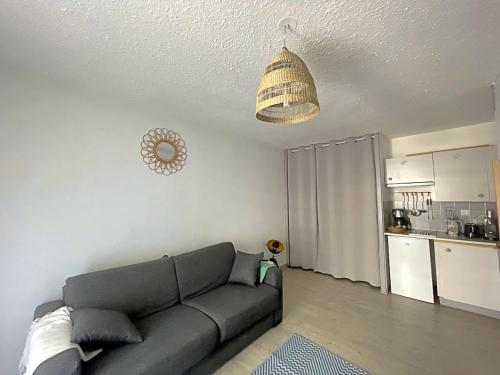 Stud Avocettes 32 في سانت ماري دو لا مير: غرفة معيشة مع أريكة ومطبخ