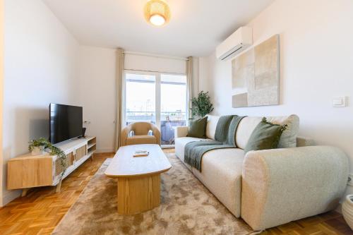 MOS34D7E - Amplio y elegante piso de dos dormitorios con terraza en Madrid - Alquiler temporal