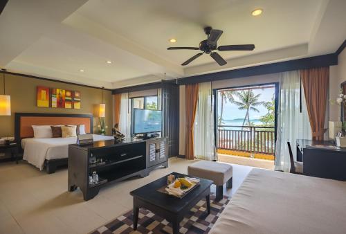 Postel nebo postele na pokoji v ubytování Impiana Beachfront Resort Chaweng Noi, Koh Samui
