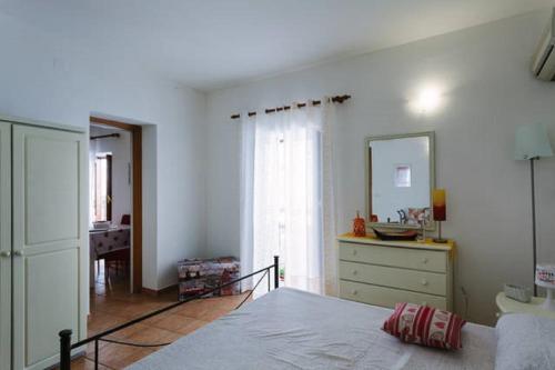 シラクーサにあるCharming Apartment Ortigiaのベッドルーム1室(ベッド1台、ドレッサー、鏡付)