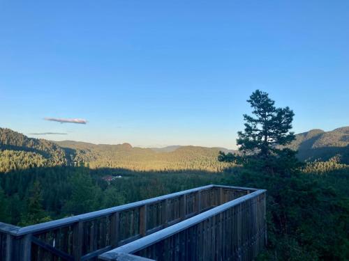 ein Holzbalkon mit Blick auf die Berge in der Unterkunft Fritt! Bed&Breakfast in Seljord