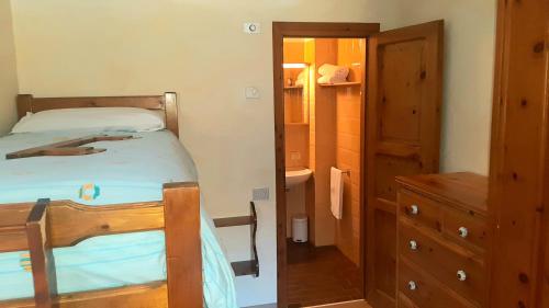 a small bedroom with a bed and a bathroom at Residence Mirage in Oga