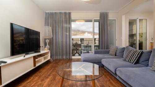 Gardenia - Pool Modern APT by LovelyStay