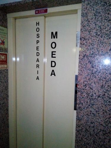 Un certificado, premio, letrero u otro documento en Residencial Moeda