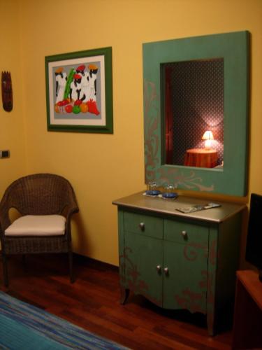 a room with a dresser and a mirror and a chair at Villa Clementine in Piazza Armerina