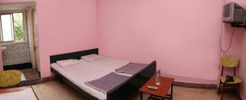 A television and/or entertainment centre at Solanki Guest House