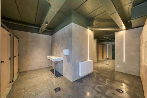 a bathroom with a sink in a room at Cottage Jardenne 6p 3Bdrms in Grupont