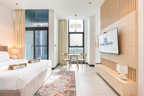 Central Modern Studio with Floor to Ceiling Windows