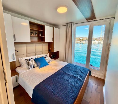 Liberty Floating House with Jacuzzi & Sea View