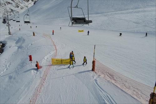 un grupo de personas esquiando por una pista cubierta de nieve en Colorina Las Leñas - Consorcio ATENAS en Las Lenas