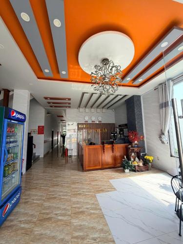 an office lobby with an orange ceiling at Lê Thuận Hotel in Lai Vung