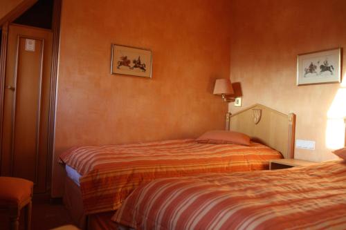 a room with two beds in a hotel room at Hotel Burg Arras in Alf