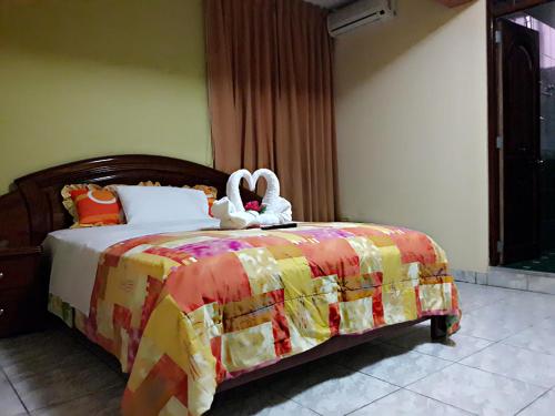 Tempat tidur dalam kamar di Hotel el León de Oro