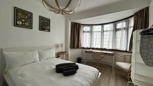 a bedroom with a bed and a desk in it at Family Ensuite Room for 3,Piccadilly Line,Work Desk & Easy Tube Access 4 in London