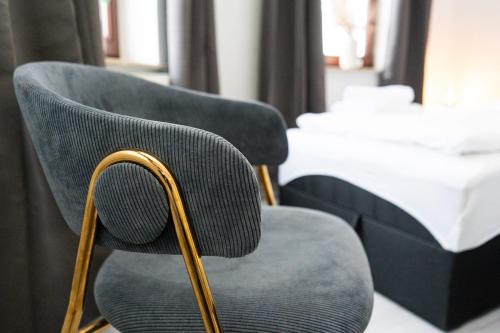 a pair of chairs in a room with beds at Apartment Central - Free parking - 5 people - 3 rooms - 3 TVs - boxspring - wifi in Bremen
