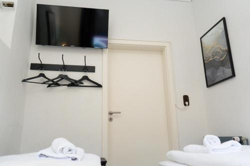 a room with a tv on the wall and a door at Apartment Central - Free parking - 5 people - 3 rooms - 3 TVs - boxspring - wifi in Bremen