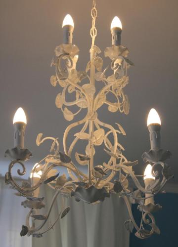 a chandelier with six lights in a room at Affittacamere Golfo Della Luna in La Spezia