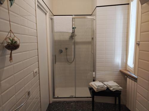 a bathroom with a shower with a glass door at Il Pettirosso alloggio turistico panoramico in Narni