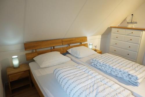 ein Schlafzimmer mit zwei Betten und einer Kommode in der Unterkunft Kustverhuur, Breskens Zwin 056 in Breskens