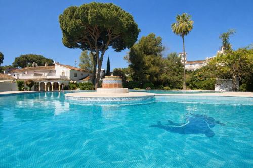 Casa Elviria con gran piscina comunitaria, WI-FI y aire acondicionado a 1 kilometro de la playa