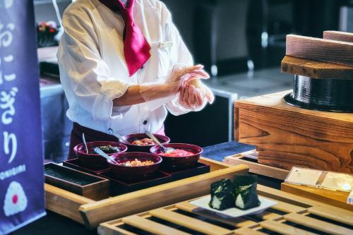 호텔 내부 또는 인근 먹을 거리