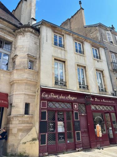 T2 4 pers rénové au cœur du centre historique Place de la Libération