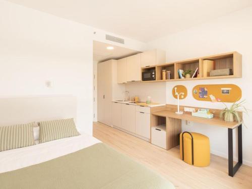 a living room with a desk and a table at Canvas Sabadell Llac in Sabadell