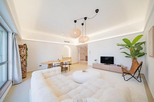 Newly renovated, near the beach, with a Marina View