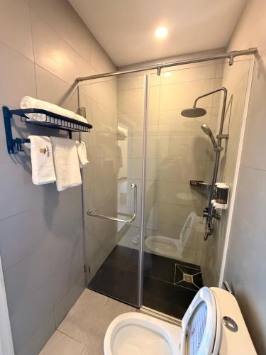Et badeværelse på The Sky Plus Hotel