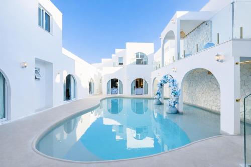 a swimming pool in the middle of a building at D'Blue Búzios Hotel Boutique in Búzios