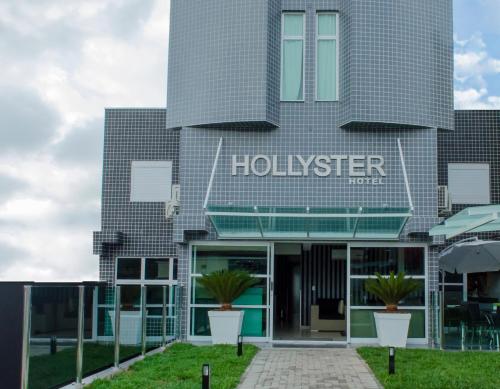 a building with a hollywood sign on it at Hollyster Hotel in Curitiba
