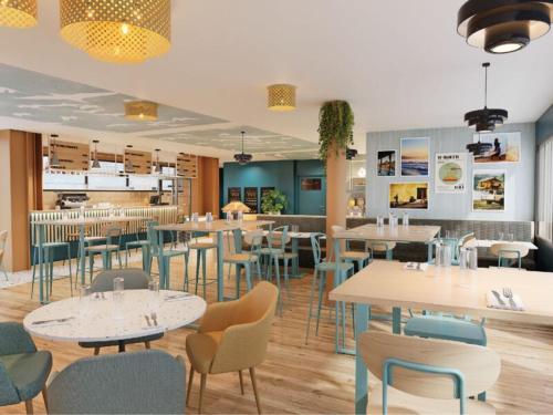 a restaurant with tables and chairs in a room at All Suites Hôtel Chartres Centre Gare in Chartres