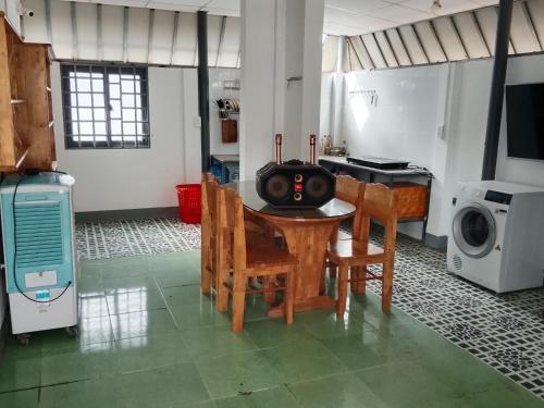 a kitchen with a table with a radio on it at Hom Ba cây dừa in Vĩnh Hy