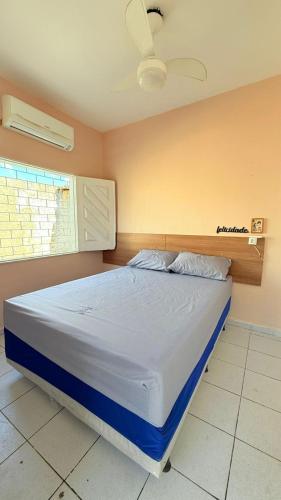 a large bed in a bedroom with a ceiling at Chácara das Mangueiras in Aracaju