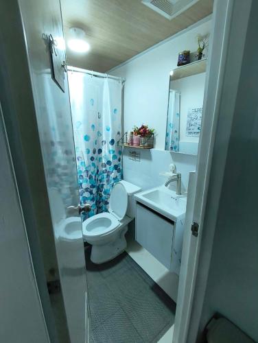 ein Badezimmer mit Toilette, Dusche und Waschbecken in der Unterkunft Chyns Suite in Marilao