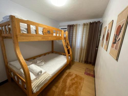 ein Schlafzimmer mit zwei Etagenbetten in einem Zimmer in der Unterkunft Chyns Suite in Marilao