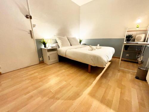 Chambre privée chez particulier - Parking & TV - Tram L3 - WIFI