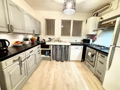 Chambre privée chez particulier - Parking & TV - Tram L3 - WIFI