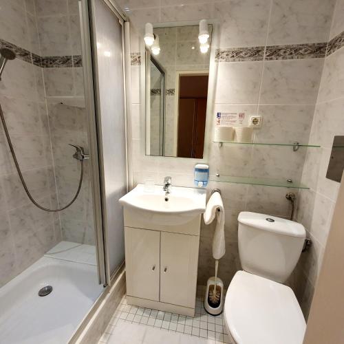 a bathroom with a toilet and a sink and a shower at Hotel Hotwagner in Maria Enzersdorf
