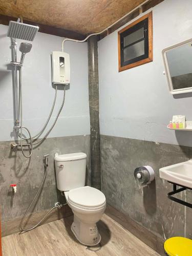 a bathroom with a toilet and a shower at Panan Homestay Kohpu in Ban Na