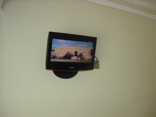 a flat screen tv hanging on a wall at Pensión Calfred II in Logroño