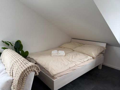 a bed with two towels on it in a room at Ferienwohnung Verissimo in Ittlingen