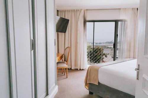 Llit o llits en una habitació de The Riverside Hotel