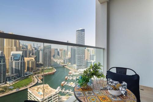 Pemandangan umum bagi Dubai atau pemandangan bandar yang diambil dari apartmen