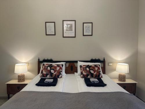 a bedroom with a bed with two lamps on it at il nuvoloso in Città della Pieve